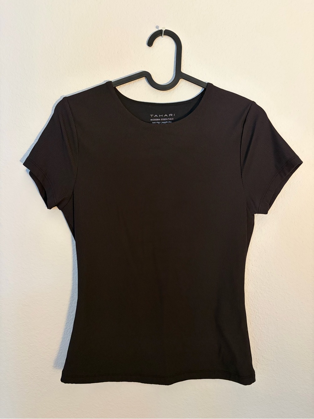 Tahari Black Short Sleeve Ribbed Crewneck Tee